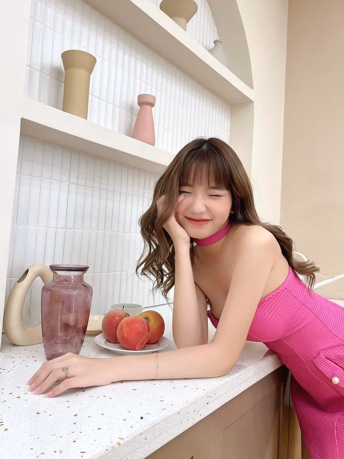 Dù mới 18 tuổi nhưng Khánh Huyền đã sớm định hình phong cách bằng hình ảnh gợi cảm.