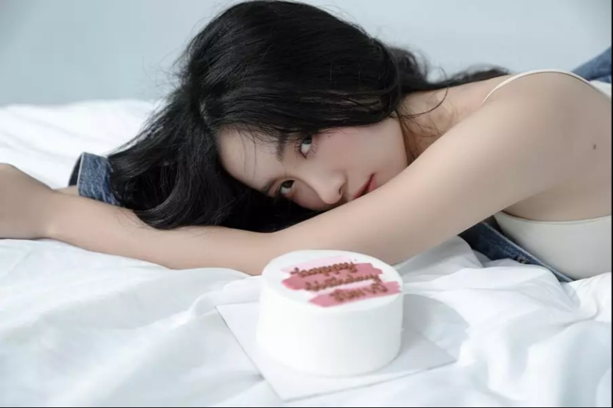 Jun Vũ từng được mệnh danh là " hot girl trà sữa", cô thường được biết đến hình ảnh nàng thơ cùng những bộ váy nữ tính, thướt tha.