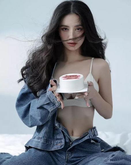 Tuy nhiên kể từ khi công khai nâng ngực, Jun Vũ liên tiếp cho ra đời những bộ ảnh gợi cảm, táo bạo hơn.