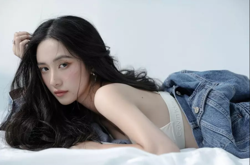 Mới đây, hot girl Jun Vũ vừa đăng tải lên trang cá nhân bộ ảnh chúc mừng sinh nhật táo bạo đến từng centimet.