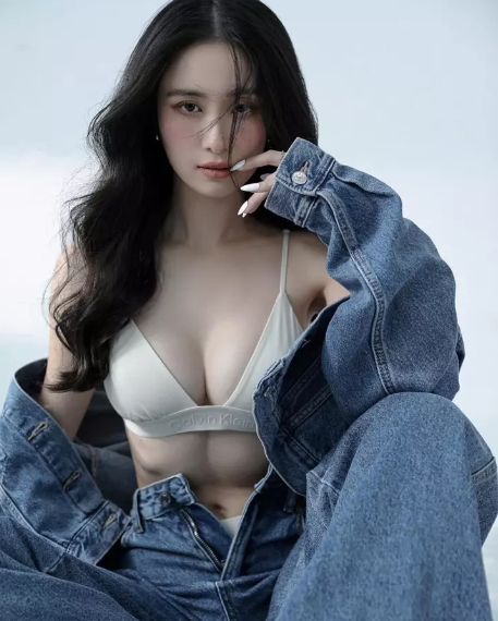 Đây là một trong những lần hiếm hoi cư dân mạng mới được thấy một Jun Vũ vừa cá tính lại nóng bỏng đến vậy.