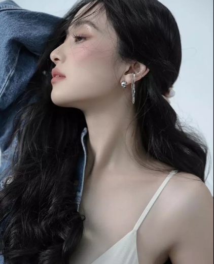 Kể từ sau khi công khai việc đã tu sửa vòng một để phục vụ cho nghệ thuật, Jun Vũ thường diện những bộ đồ táo bạo hơn trước.