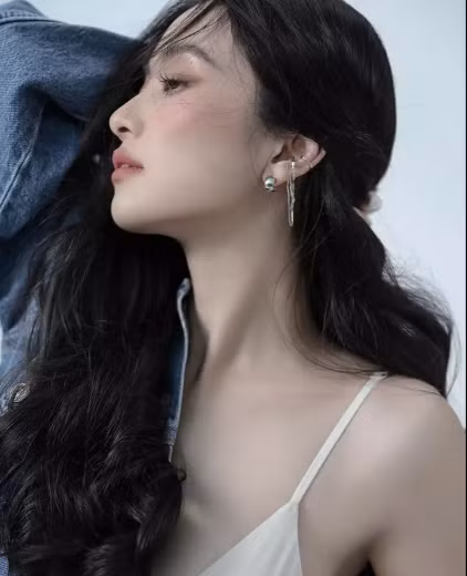 Kể từ sau khi công khai việc đã tu sửa vòng một để phục vụ cho nghệ thuật, Jun Vũ thường diện những bộ đồ táo bạo hơn trước.