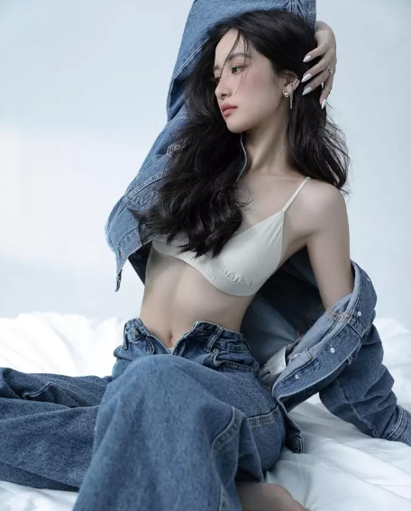 Gần đây nhất, cô không ngần ngại diện váy xuyên thấu ôm sát body, phô cả nội y bên trong.