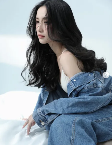 Dù khá bất ngờ với phong cách mới này của Jun Vũ, nhưng netizen dành nhiều lời khen có cánh cho nhan sắc và thân hình của cô.