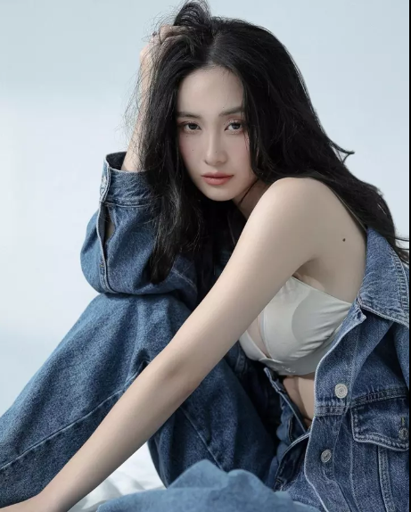 Với outfit này, người đẹp đã khoe được bờ vai thon thả cùng vòng eo không chút mỡ thừa.