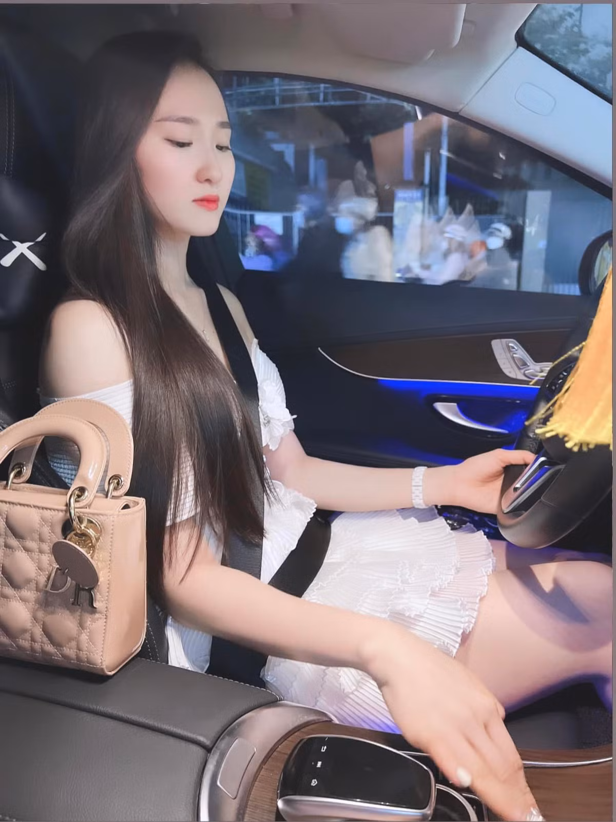 Cẩm Nhi từng chia sẻ, cô sẽ nói không với "dao kéo" và cảm thấy khá hài lòng về cơ thể hiện tại của mình, dù còn nhiều khuyết điểm.