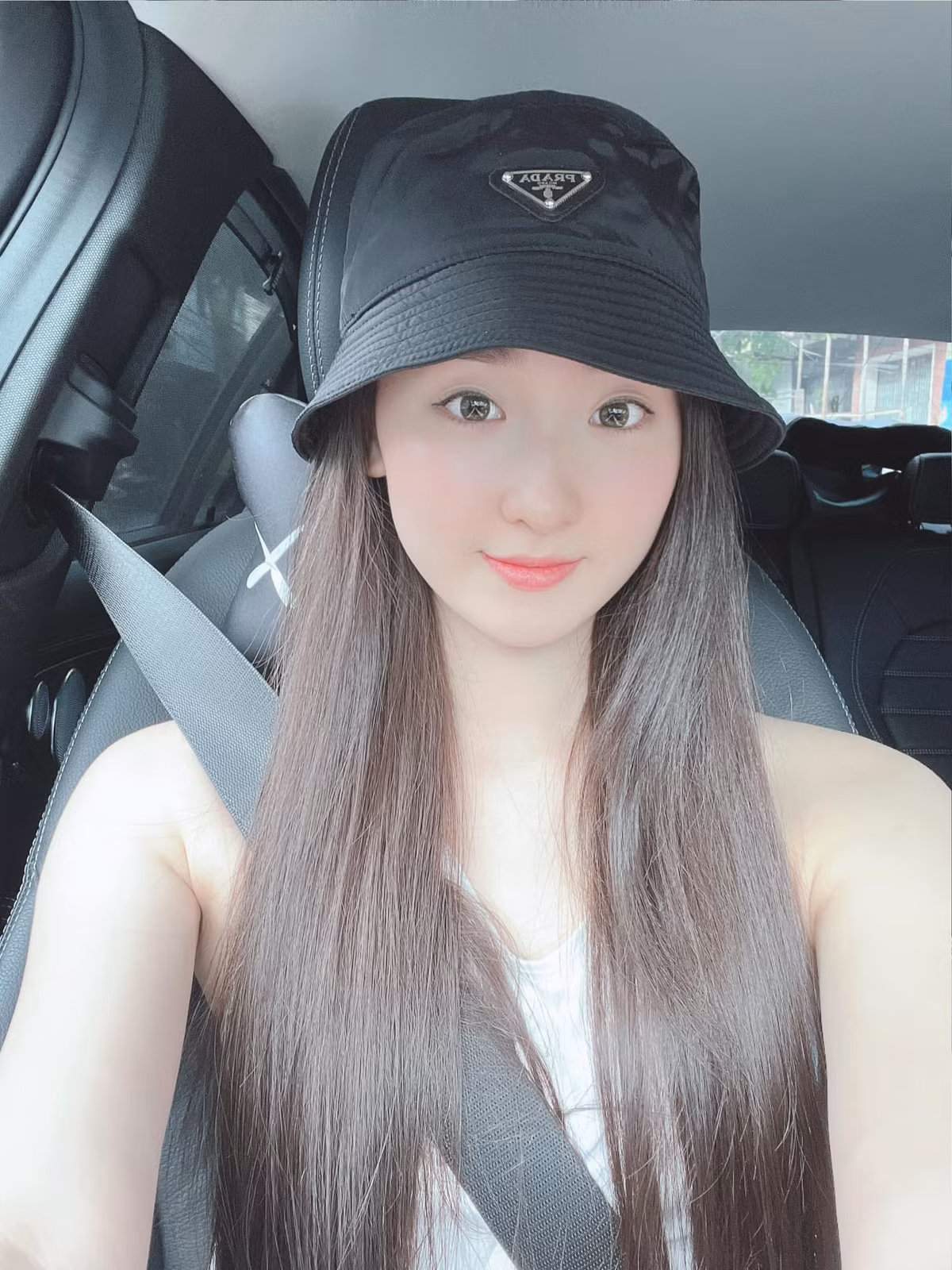 Hiện, Cẩm Nhi tập trung cho việc học và kinh doanh. Cô cũng thử sức ở vai trò diễn viên khi dành thời gian trau dồi kỹ năng.