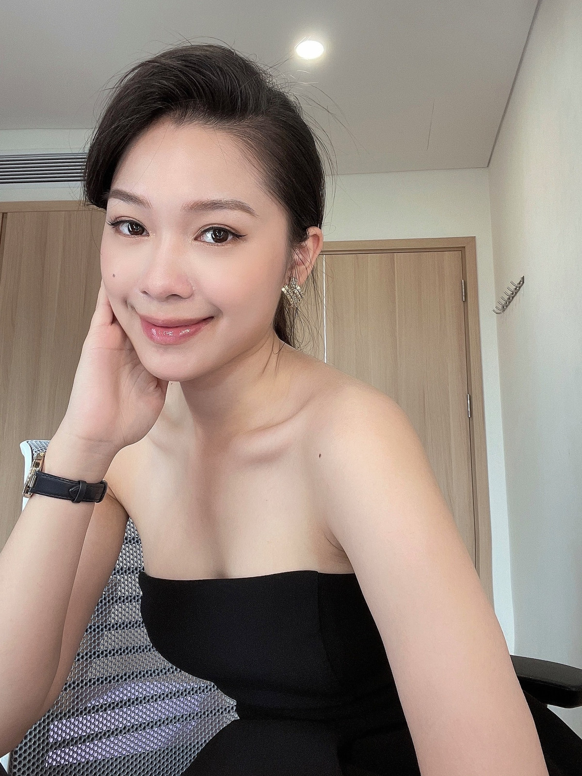 Không chỉ thế, nữ MC xinh đẹp còn sở hữu chiều cao ấn tượng 1m73 cùng hình thể chuẩn nên từng được "bà trùm hoa hậu" Phạm Kim Dung mời dự thi Hoa hậu Việt Nam.