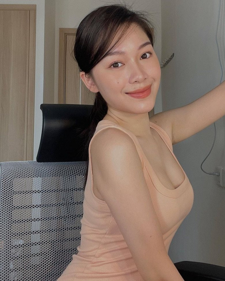 Xuất hiện trên sóng truyền hình, Hạnh Quyên luôn gây ấn tượng với vẻ ngoài thanh lịch, chỉn chu như áo sơ mi, vest, chân váy bút chì,...