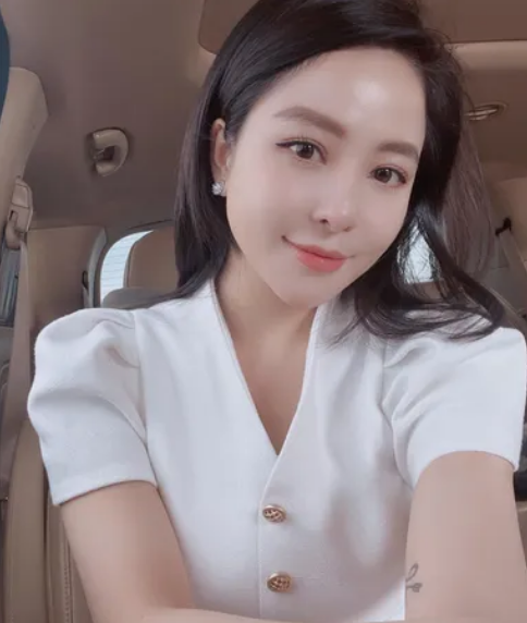 Ngoài ra, phong cách ăn mặc cũng là điểm đáng chú ý ở người đẹp. Không khó để nhận ra, Trâm Anh thường diện những thiết kế có kiểu dáng tôn vòng 1.