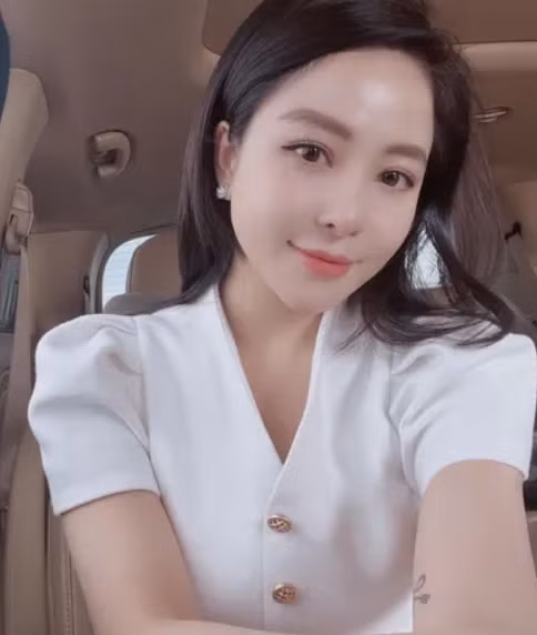 Ngoài ra, phong cách ăn mặc cũng là điểm đáng chú ý ở người đẹp. Không khó để nhận ra, Trâm Anh thường diện những thiết kế có kiểu dáng tôn vòng 1.