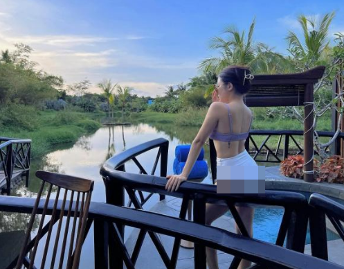 Đặc biệt vòng hai của Trâm Anh không bị soi ngấn mỡ như trước. Có lẽ sau loạt lời góp ý, cô đã nỗ lực rất nhiều để giữ được số đo 89 - 63 - 89 (cm).