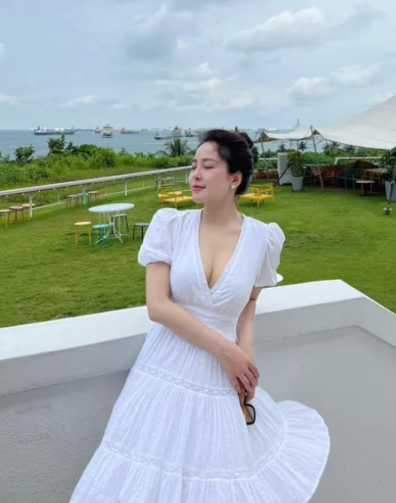 Sau thời gian ở ẩn vì lộ clip "nóng", hot girl Trâm Anh dạo gần đây thường xuyên chia sẻ hình ảnh cá nhân lên MXH, đặc biệt là khoe đường cong nóng bỏng của mình.