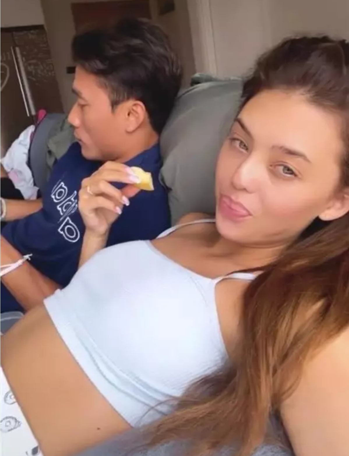 Quay một đoạn clip TikTok ngắn, cặp đôi cùng nhau nằm thưởng thức một bộ phim.