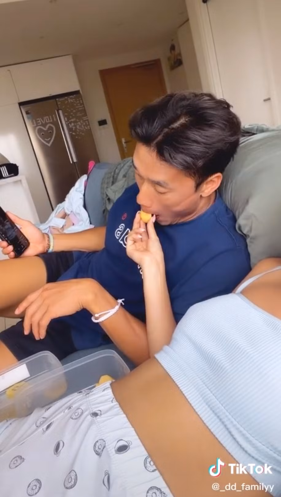 Dianka Zakhidova còn ngọt ngào đút đồ ăn cho ông xã, trông cực kỳ tình tứ.