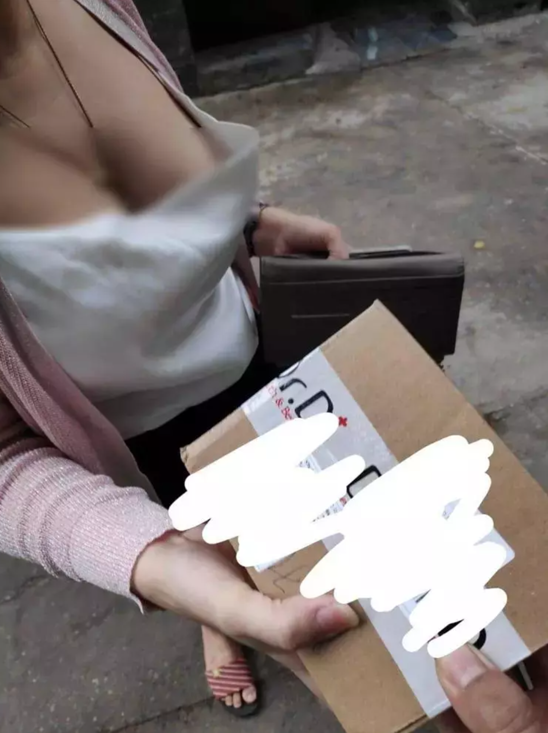 Tuy nhiên tiện lợi nhưng đôi lúc cũng xảy ra nhiều tình huống oái oăm, điển hình như một số chị em ăn mặc hớ hênh như áo ngực, váy ngủ, váy bodycon trễ cổ đi nhận hàng, khiến shipper ngượng "chín mặt".