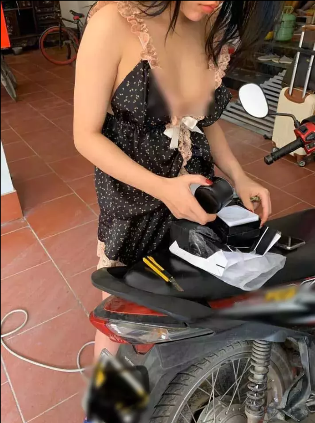 Cư dân mạng đã từng chứng kiến không ít những pha ăn mặc phản cảm, mặc như không khi ra đường nhận hàng từ shipper.