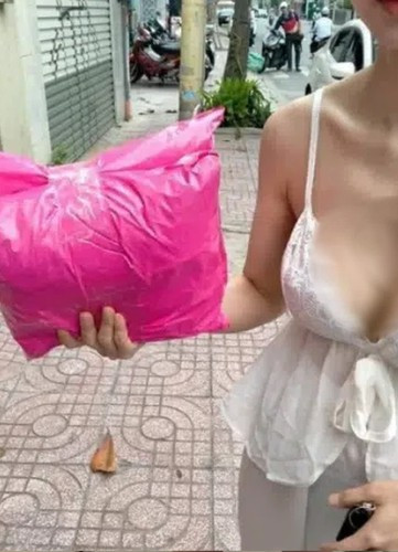 Biết là việc ăn mặc là quyền của mỗi người, tuy nhiên việc lên đồ mát mẻ, lộ các điểm nhạy cảm khiến shipper khá ái ngại. Ảnh: Tổng hợp