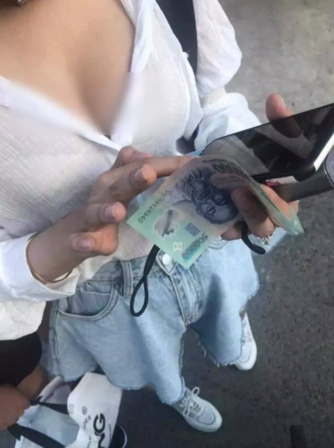 Ngay sau khi những hình ảnh hội chị em ăn mặc phản cảm đi nhận hàng online lên sóng đã gây ra loạt ý kiến trái chiều.