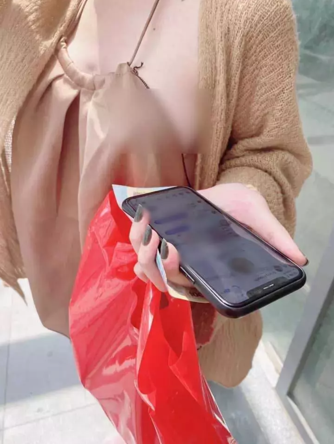 Đặc biệt trong giai đoạn giãn cách xã hội khi việc ra ngoài khó khăn đã hình thành nên một xu hướng mới khiến cho người tiêu dùng chuyển dịch sang việc mua sắm online.