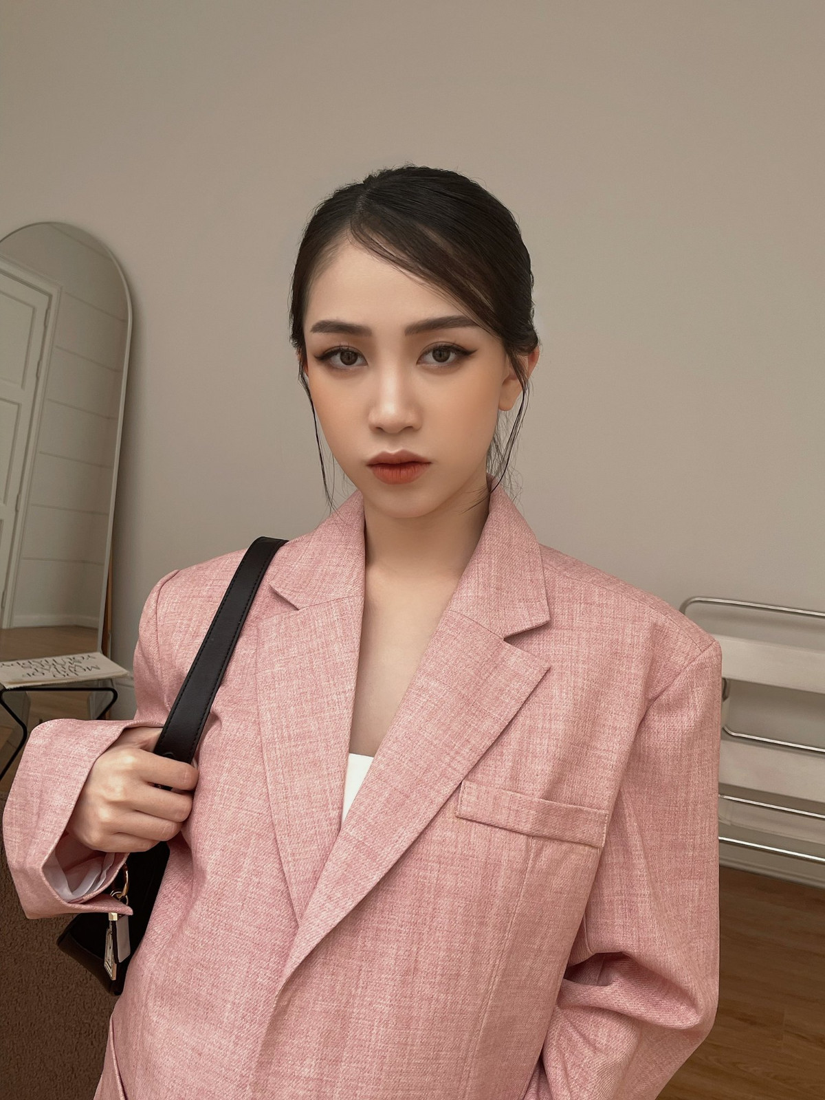 Với lợi thế ngoại hình sau sinh nổi bật, Joyce Phạm không ngại diện những set đồ ôm dáng khoe cận hình thể mẹ bỉm của mình.