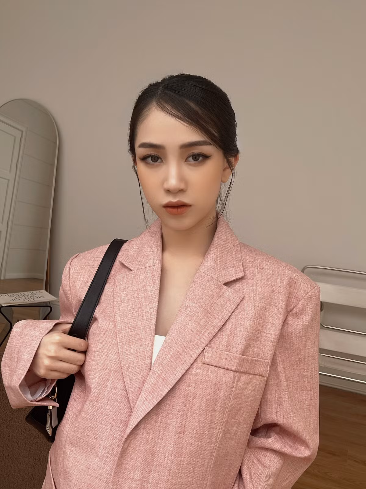 Với lợi thế ngoại hình sau sinh nổi bật, Joyce Phạm không ngại diện những set đồ ôm dáng khoe cận hình thể mẹ bỉm của mình.