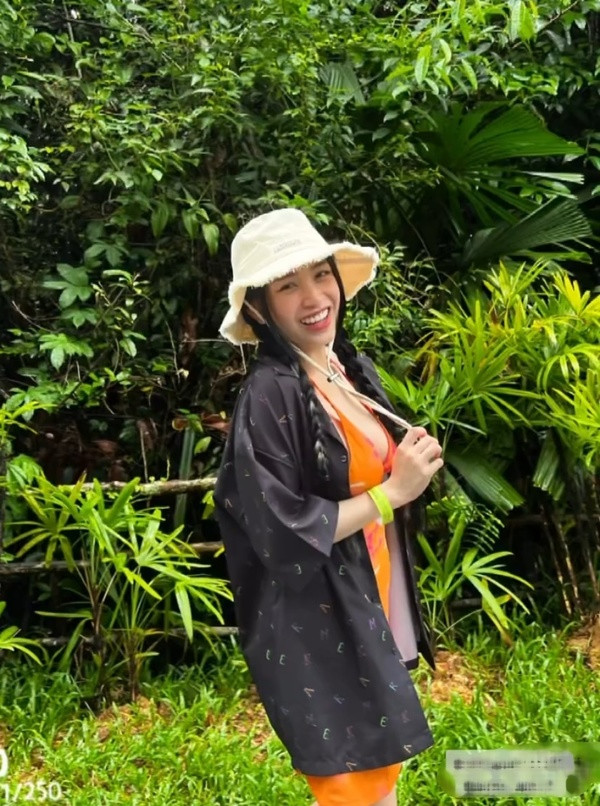 Tuy vòng 2 của Joyce Phạm vẫn chưa về được dáng như thời điểm trước, rõ dấu hiệu đang cho con bú. Dù vậy, hình thể nhỏ nhắn của nữ rich kid vẫn khiến hội mẹ bỉm phải thi nhau "xin vía".