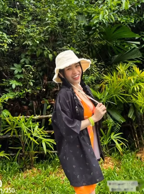 Tuy vòng 2 của Joyce Phạm vẫn chưa về được dáng như thời điểm trước, rõ dấu hiệu đang cho con bú. Dù vậy, hình thể nhỏ nhắn của nữ rich kid vẫn khiến hội mẹ bỉm phải thi nhau "xin vía".