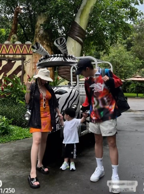 Thậm chí nữ rich kid còn khiến netizen ấn tượng với những màn lên đồ khoe vóc dáng sau sinh. Những khung ảnh khoe ngoại hình của mỹ nhân sinh năm 1999 nhận được nhiều sự chú ý từ công chúng.