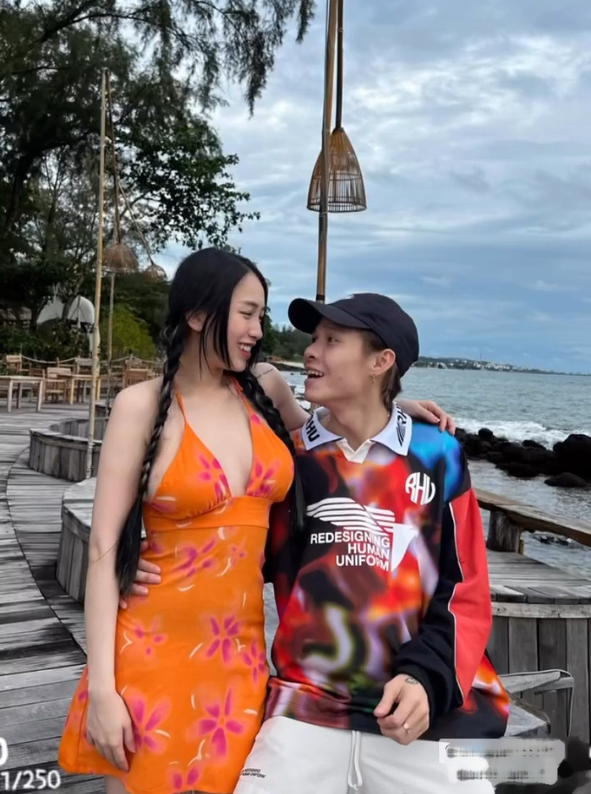 Dù mới tròn 1 tháng ở cữ, ái nữ nhà đại gia Minh Nhựa không ngại diện mẫu đầm đi biển ôm dáng.