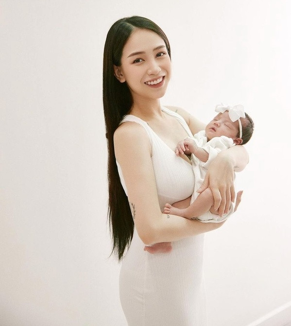 Sau sinh con, Joyce Phạm vẫn thường xuyên cập nhật những hoạt động thường ngày cùng tổ ấm nhỏ, cũng như giao lưu, giải đáp thắc mắc xung quanh chuyện mang bầu và sinh con đến người hâm mộ.