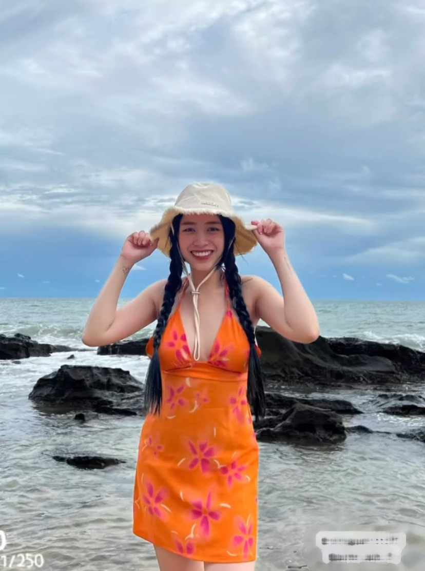 Thả dáng trong bộ cánh mang đậm sắc hè, Joyce Phạm nhận được nhiều lời khen trước sắc vóc thon gọn sau sinh.