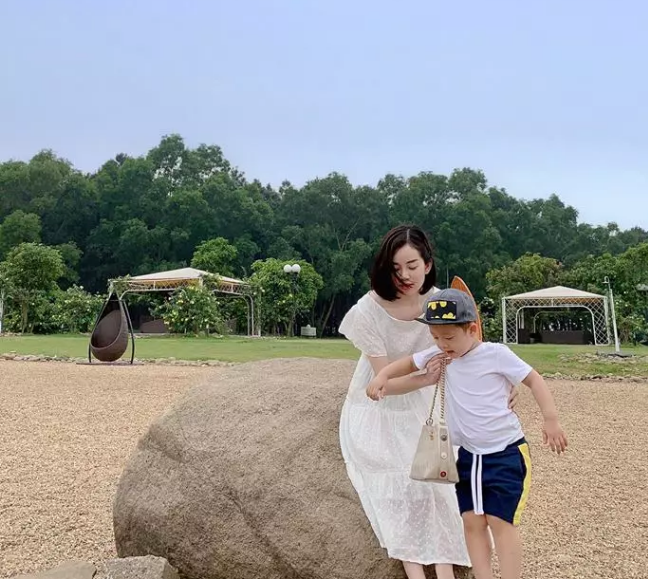 Theo dõi cuộc sống của Khoai Tây mới thấy, những năm qua cậu nhóc được mẹ nuôi dạy cực kỳ chu đáo.