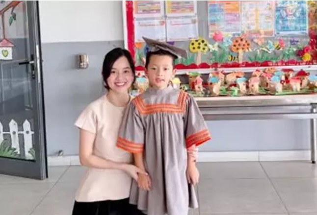 Ngoài ra, trên MXH còn xuất hiện hình 2 mẹ con chụp ảnh lưu niệm tại rất nhiều nơi cậu nhóc đang theo học. Đính kém, hot mom viết: "Tạm biệt gấu Misa nhé, mai Tây vào lớp 1 rồi".