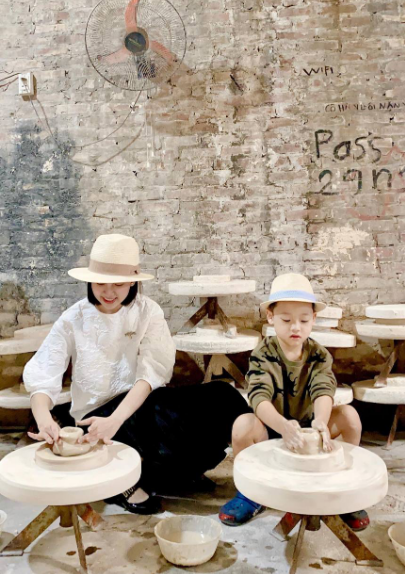 Bên cạnh đó, chiều cao của Khoai Tây cũng khiến netizen mắt tròn mắt dẹt. Cậu bé mới gần 6 tuổi nhưng đã cao gần vai mẹ, nhìn không khác gì một thanh niên nhí.