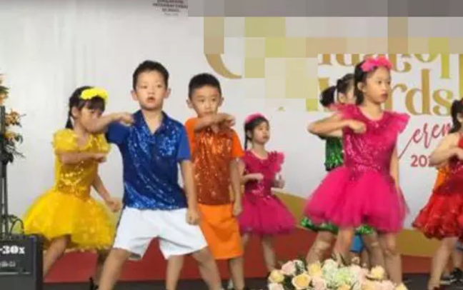 Mới đây trên trang cá nhân, gái xinh Ly Kute gây chú ý khi chia sẻ những hình ảnh mới nhất về con trai.