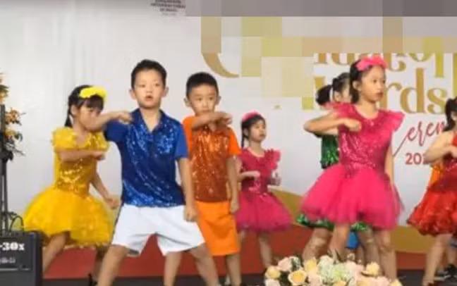 Mới đây trên trang cá nhân, gái xinh Ly Kute gây chú ý khi chia sẻ những hình ảnh mới nhất về con trai.