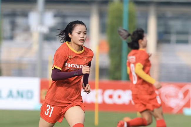 Phạm Hoàng Quỳnh là nữ tiền vệ tài hoa và đa năng, cô được mệnh danh gái xinh của đội tuyển nữ Việt Nam.