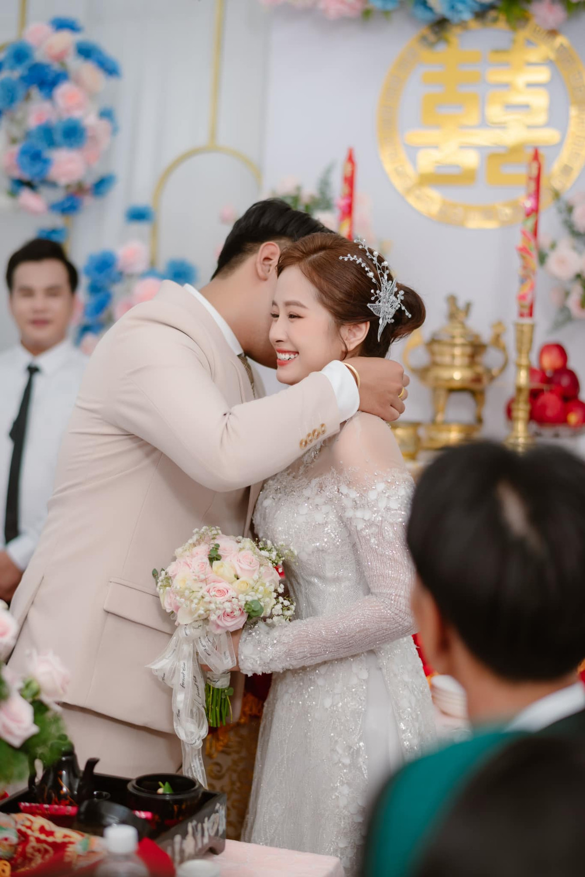 Lấy chồng sau nhiều năm nổi tiếng, cuộc sống của hot girl "mặt búng ra sữa" ngày nào luôn làm netizen ngỡ ngàng.