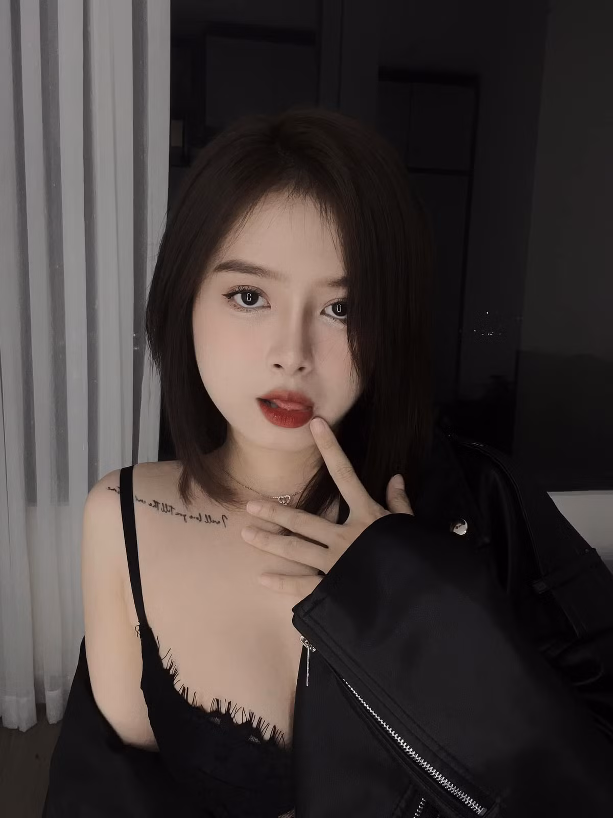 Điều khiến Bảo Uyên giống Đóa Nhi nhất có lẽ là mái tóc cắt ngắn, ốp sát gương mặt tôn lên vẻ tinh nghịch, đáng yêu.