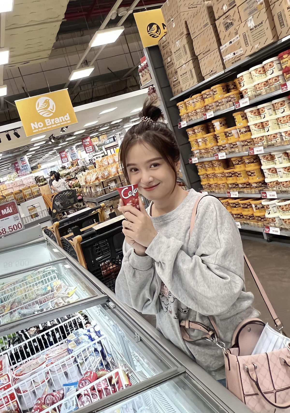 Trước đó, ở thời điểm mới nổi tiếng Bảo Uyên từng được ví là "Đóa Nhi phiên bản Việt".