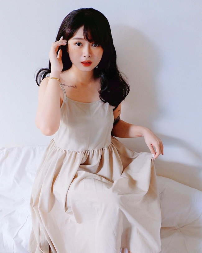 Ngoài việc làm người mẫu ảnh, hot girl Sài thành Bảo Uyên cũng có lợi thế trong lĩnh vực ca hát.