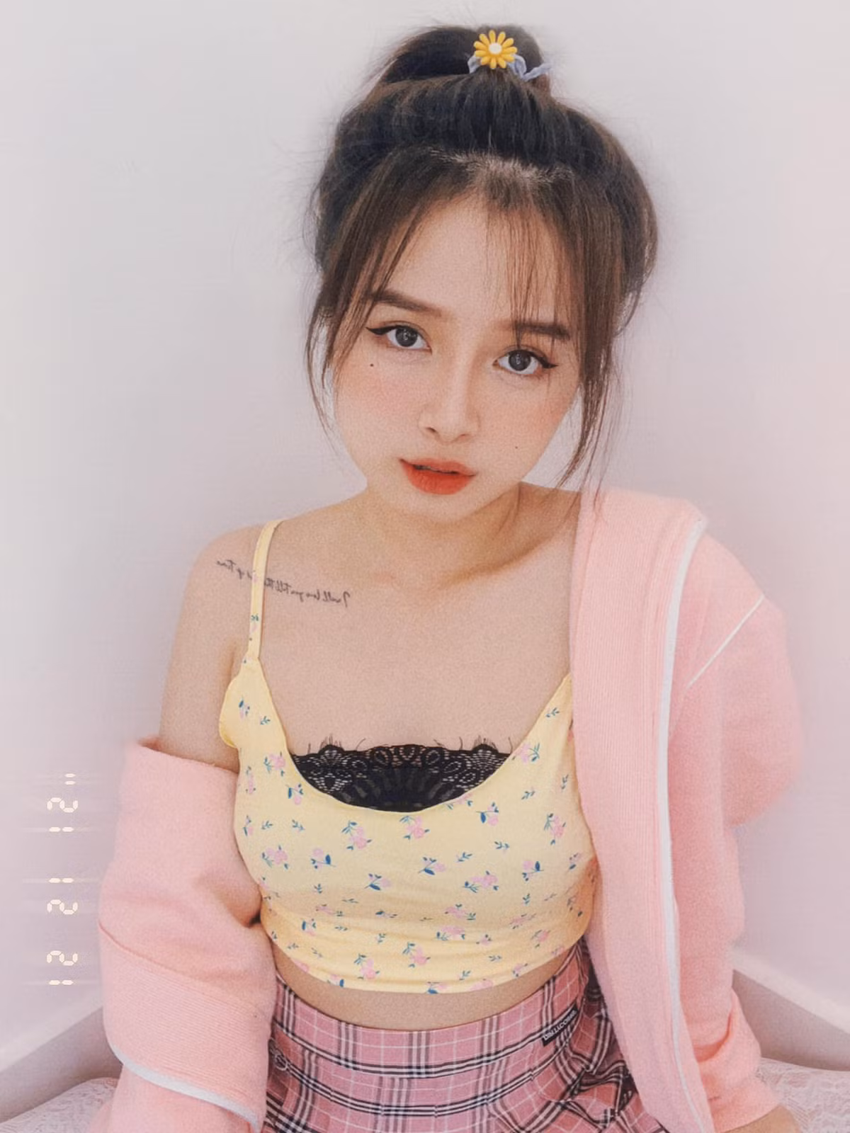 Hiện tại dù mái tóc đã dài hơn nhưng gương mặt của Bảo Uyên vẫn có nét giống với hot girl xứ Trung Đóa Nhi.