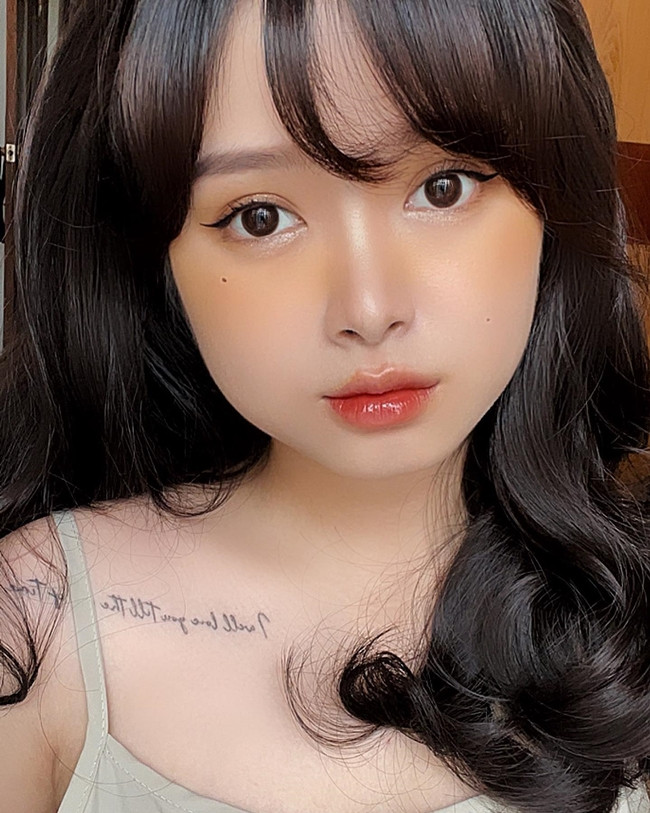 Trần Ngọc Bảo Uyên sinh năm 1998 là hot girl được khen ngợi bởi gương mặt "búng ra sữa".