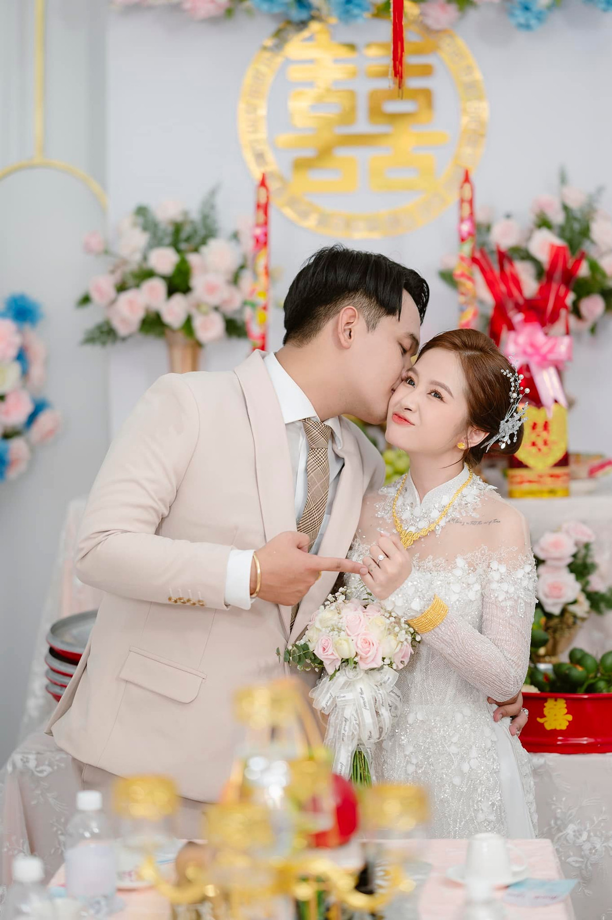 Diện áo dài cô dâu Bảo Uyên gây sốt vì nhan sắc trẻ trung, xinh đẹp và tất nhiên gương mặt tròn trịa ngày nào vẫn giữ phong độ.