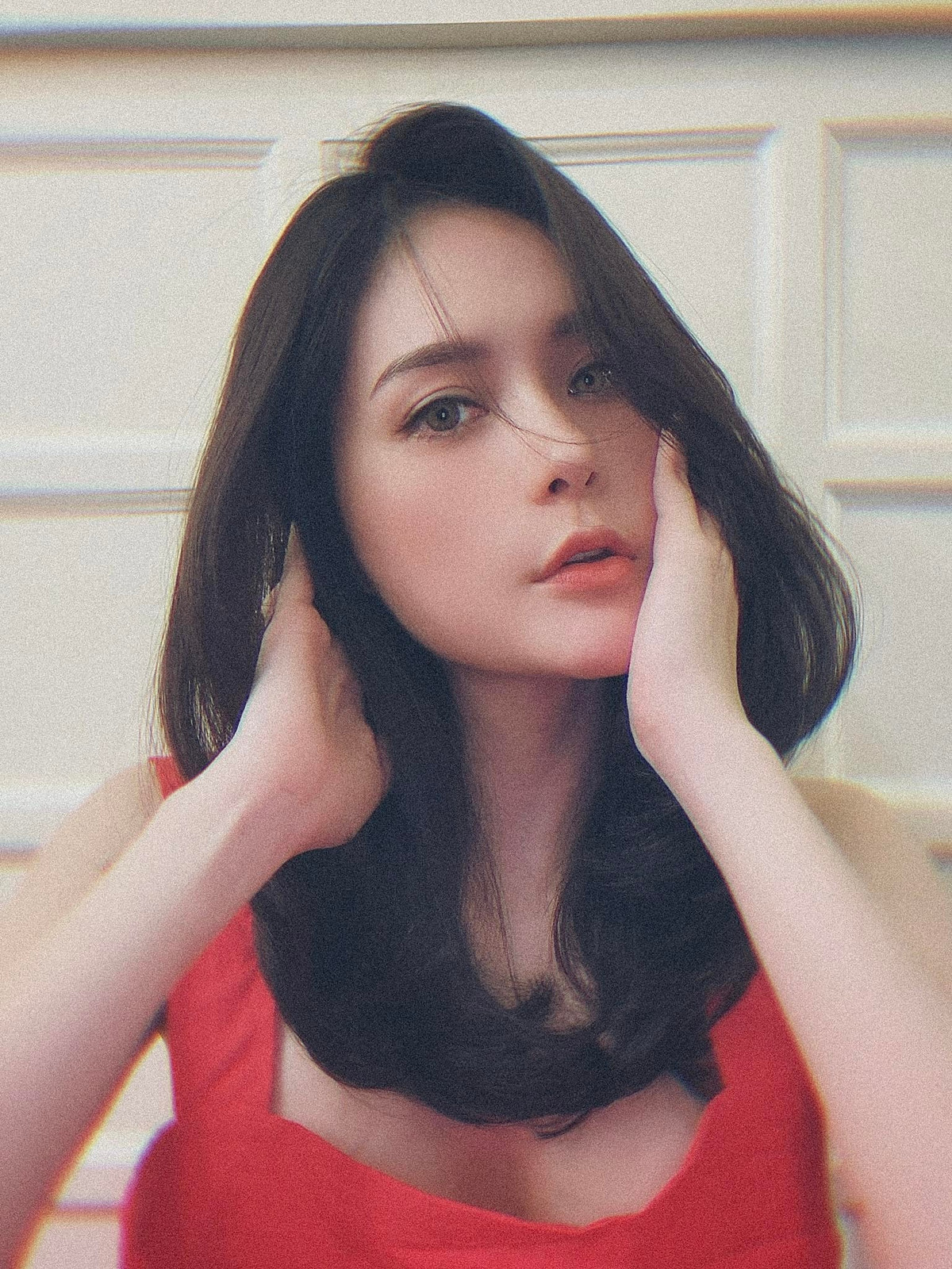 Tuy nhiên chiếc cằm bé tẹo, nhọn hoắt và sống mũi cao thẳng khiến gương mặt nữ đại gia trông quá đỗi khác lạ như mới "dao kéo" một loạt.