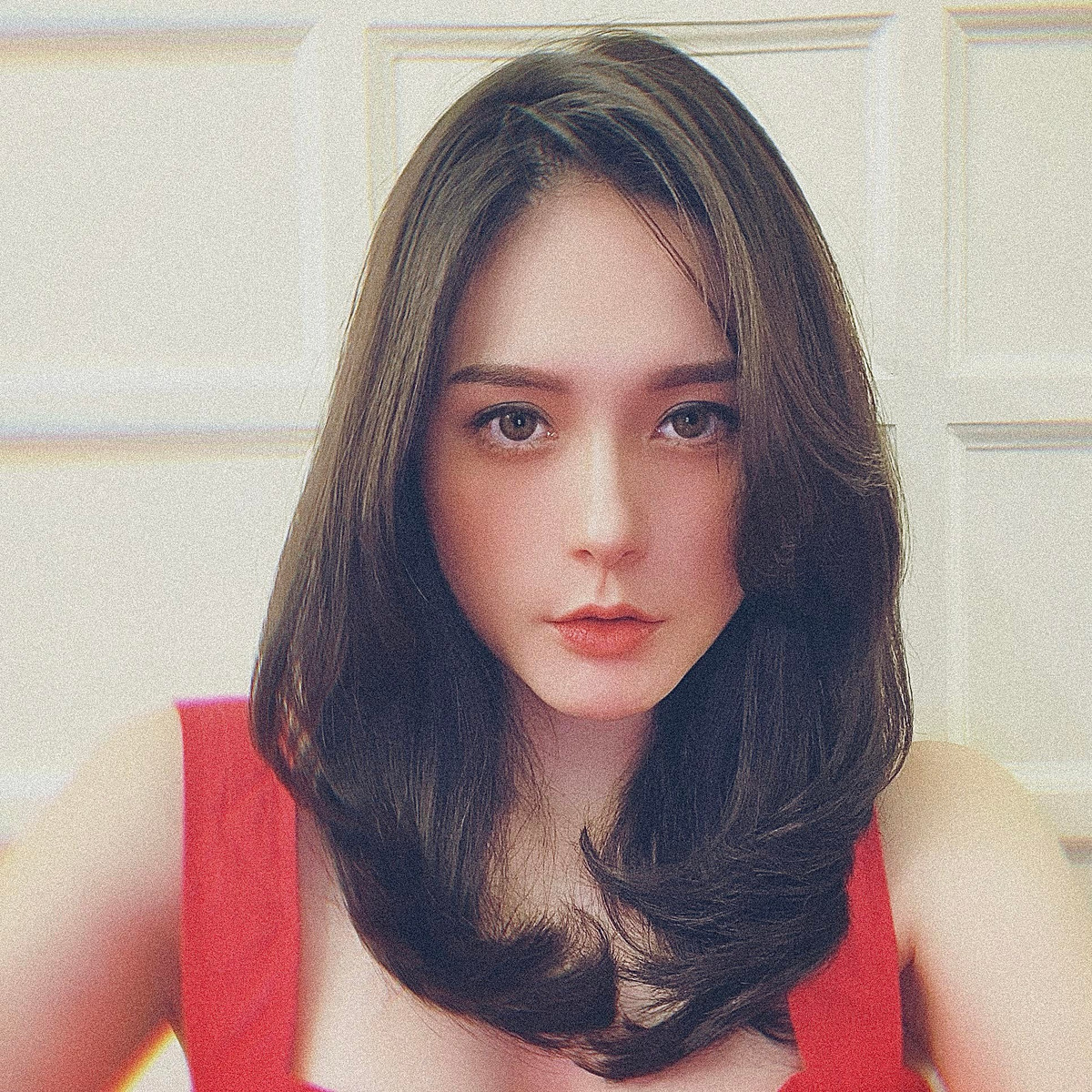 Mới đây, nữ đại gia gây chú ý khi khoe ảnh lột xác với tóc mới. Sau nhiều năm trung thành với tóc dài, cô quyết định đổi gió với tóc ngắn khiến cư dân mạng phát sốt.