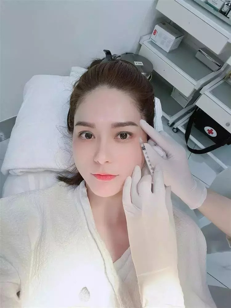 Mới đầu năm nay, Đoàn Di Băng khiến nhiều người ngỡ ngàng khi công khai cảnh đang cắm kim tiêm vào mặt. Được biết cô đã tiêm tinh chất thư giãn cơ để xóa nếp nhăn cấp tốc.