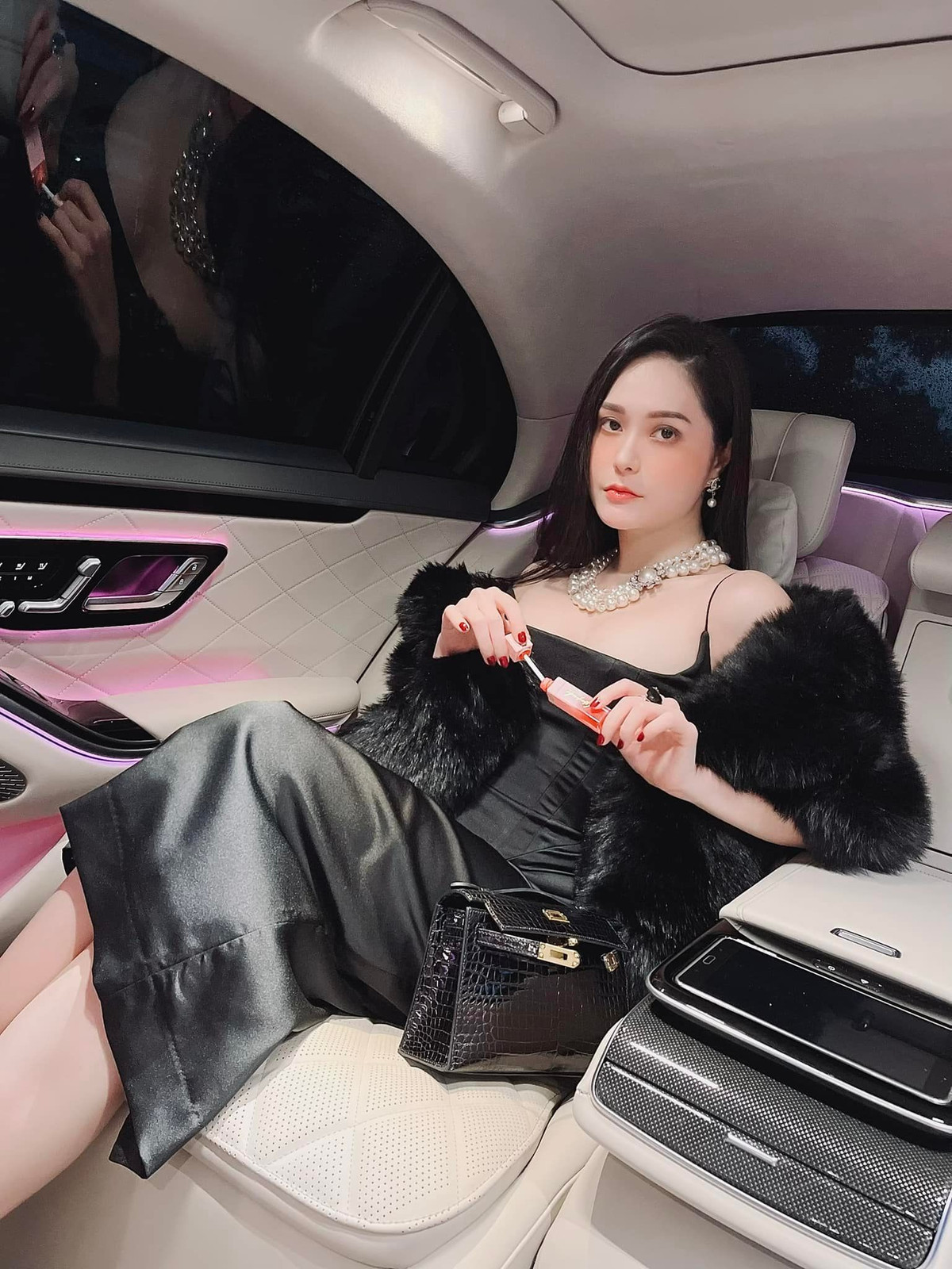 Dù không còn hoạt động nghệ thuật quá năng nổ và chỉ tập trung vào hoạt động kinh doanh riêng nhưng Đoàn Di Băng và chồng là Quốc Vũ vẫn thường xuyên góp mặt trong nhiều sự kiện của làng giải trí.